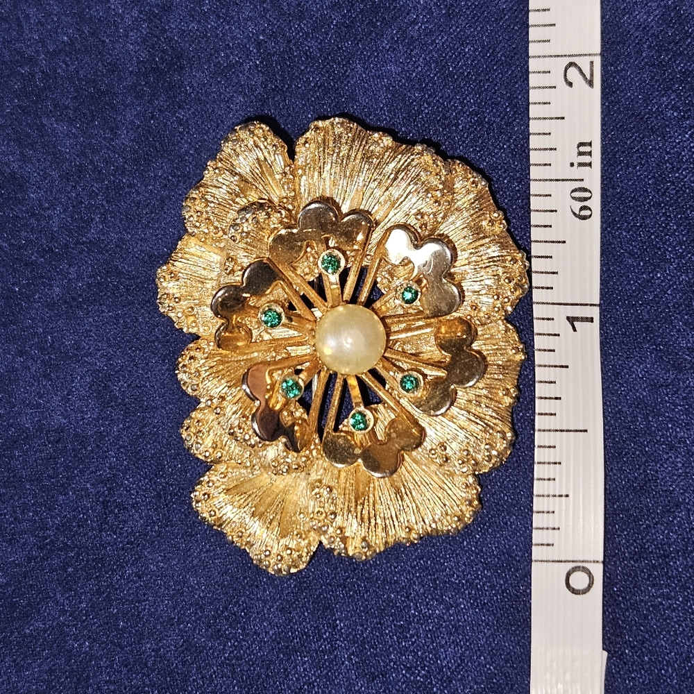 Sarah Coventry Gold Tone Floral Brooch with Green Stones and Faux Pearl - Picture 4 of 5
